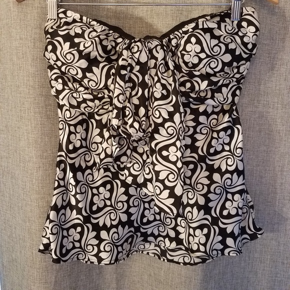 White House Black Market Tops - Gorgeous WHBM 100% Silk Top